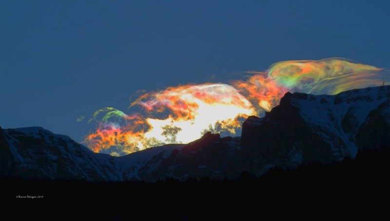 O céu sobre Azuga está brilhando em cores diferentes... Imagens via Facebook / R%u0103zvan Neagoe.