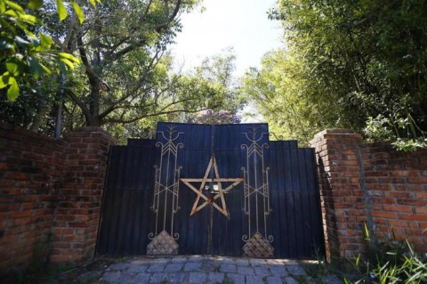 Templo que teria sido usado para ritual satânico com crianças tem pentagrama no portão e fica em local afastado da cidade.