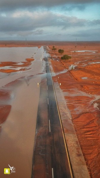 Estrada do deserto inundada na Arábia Saudita. via Twitter