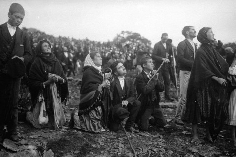 Multidão testemunhando, em 13 de outubro de 1917, o milagre profetizado por Nossa Senhora.