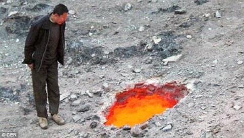 Grande cratera começa a vomitar fogo e calor extremo na China. Quadro CEN