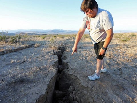 Uma profunda fissura descoberta no Deserto de Mojave, perto de Ridgecrest, o epicentro do terremoto M6.4 no sul da Califórnia em 4 de julho de 2019. Foto: David McNew / Reuters.