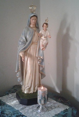 A estátua que reproduz a imagem da santa vista pelas meninas.