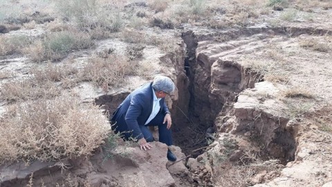 O crescimento de rachaduras subterrâneas às vezes produz buracos repentinos no solo. Crédito: Centro de pesquisa de construção e habitação em Teerã.