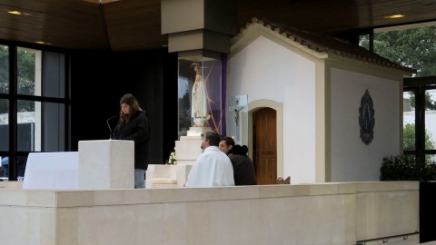 A Capelinha das Aparições com a imagem de Nossa Senhora.