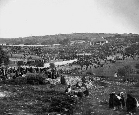 Peregrinação de mais de 50 mil crentes na Cova da Iria, 13 de outubro de 1926; ao fundo, vista do alpendre construído para proteger a Capelinha das Aparições.