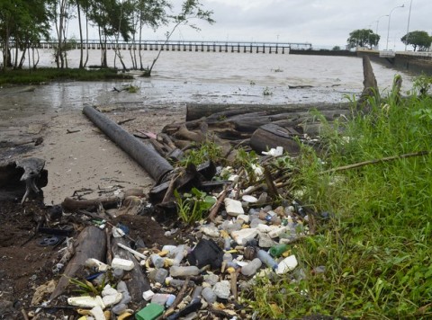 Lixo nas margens do Amazonas. (Foto: G1)