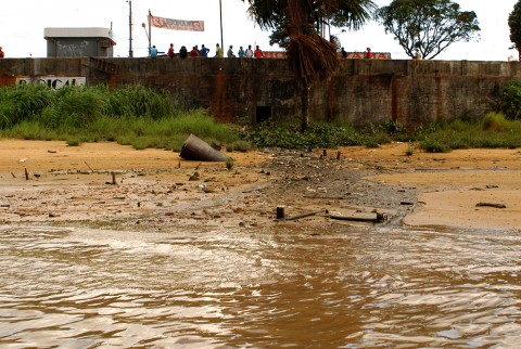 Rio Oiapoque, todo o esgoto gerado pelos 15 mil habitantes é despejado no rio