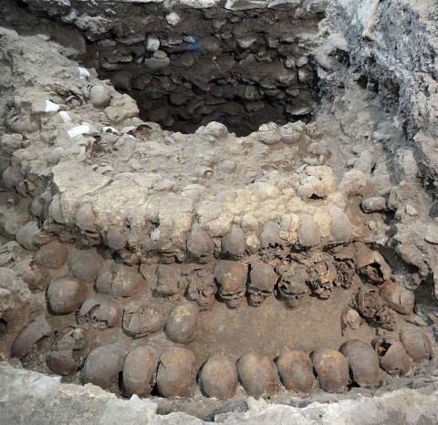 Estrutura de caveiras do Gran Tzompantli da antiga Tenochtitlán inclui de mulheres e crianças sacrificadas à Mãe Terra. Foto: National Geographic.