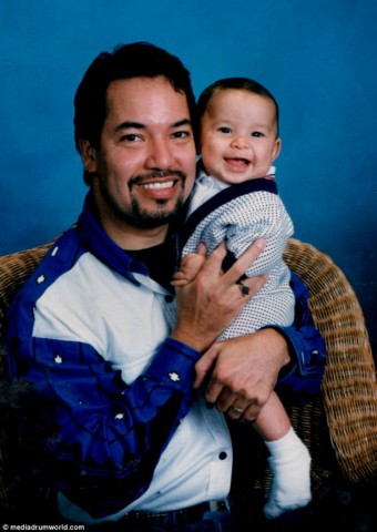 Eva, quando era Richard Hernandez, e seu filho Marcos Hernandez, em 1997.