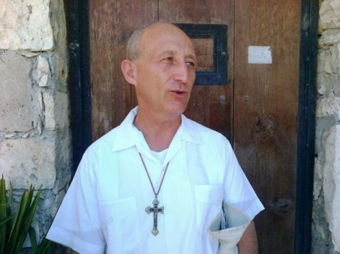Padre Pablo Perez, celebrante do casamento gay.