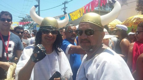 Os vikings Evandro e Evônio Urbano curtem o carnaval de Olinda com muita energia neste domingo (11) (Foto: Pedro Alves/G1)
