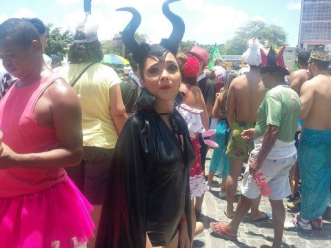 De colant, a Malévola Carol Kikinato adaptou a fantasia da personagem eternizada por Angelina Jolie para o carnaval de Olinda, neste domingo (11) (Foto: Pedro Alves/G1)