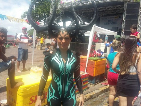 A vendedora Sandra Barros curte o carnaval em Olinda com chifres na cabeça (Foto: Pedro Alves/G1)
