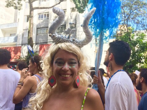 Tendência deste ano no carnaval, os chifres também marcam presença na Charanga do França, em São Paulo (Foto: G1 SP)
