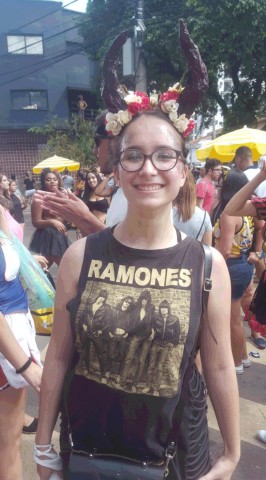 Laís Fávora, 19 anos, no bloco Me Lembra Que Eu Vou (Foto: Tatiana Regadas/G1)