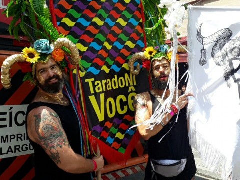 Os porta-estandartes Cristiano e Tjiago no desfile do bloco Tarado Ni Você (Foto: Rafael Miotto/G1)