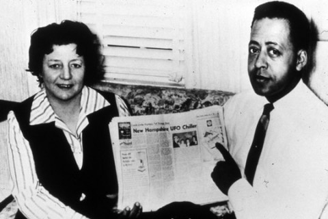 Fotografía de los Hill sosteniendo un periódico que contó su historia.