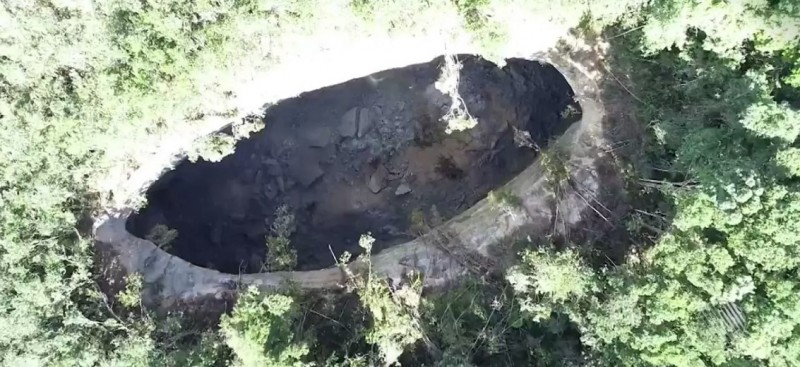 Cratera gigante misteriosa com quase 50 metros de profundidade surgiu na BA. (Foto: Reprodução/TV Bahia)