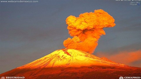 Erupção massiva do Vulcão Popocatepetl em 14 de agosto de 2019. Imagem via WebCamdeMexico.