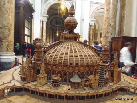 Maquete da Igreja Universal, exposta na Igreja de Santo InÃ¡cio de Loyola, em Roma.