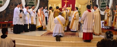 Dom Rogelio Livieres em cerimônia de ordenação sacerdotal na forma extraordinária do Rito Romano.