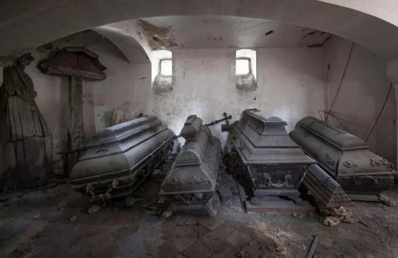 Esses caixões empoeirados e abandonados em uma igreja polonesa esquecida são uma lembrança assustadora do passado do prédio.