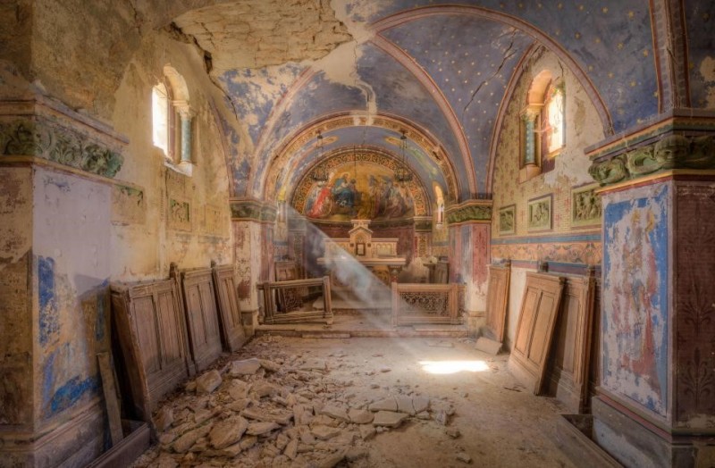 A pintura descamada sugere os impressionantes murais que decoraram esta histórica igreja francesa.