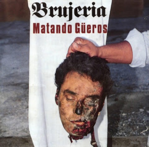 Imagem real de uma decapitação humana realizada por mexicanos narcotraficantes, em ritual satânico por busca de proteção, que a polícia mexicana deteve. 