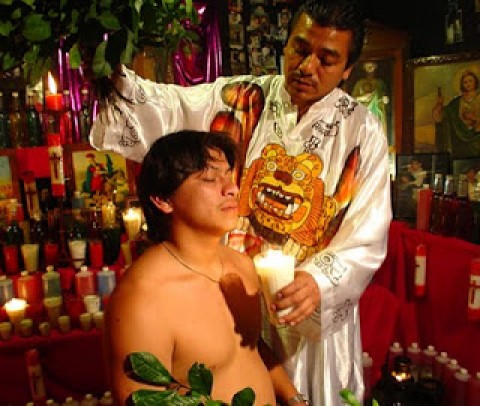 Ritual realizado por um bruxo da localidade mexicana de Cuatemaco.