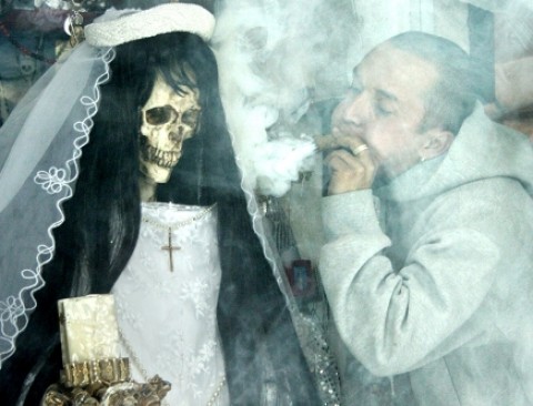 O culto à Santa Morte goza de grande aceitação, especialmente por delinquentes, entre os quais cabe destacar os narcotraficantes.