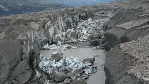 Este cânion leva agora quase toda a água do degelo até o golfo do Alaska, através do Alsek.