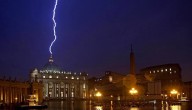 EXATAMENTE no dia em que o Papa Bento XVI renunciou ao papado (11.2.2013), um raio atingiu a cúpula da Igreja de São Pedro em Roma.