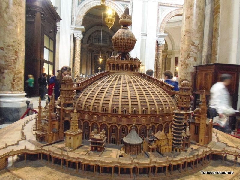 Maquete da Igreja Universal, exposta na Igreja de Santo Inácio de Loyola, em Roma.
