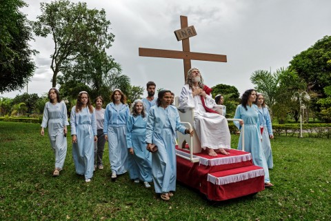 INRI Perto de Brasília, seguidores de Inri (Iesus Nazarenus Rex Iudaeorum: %u2018Jesus de Nazaré, Rei dos Judeus%u2019) empurram o seu mestre em um pedestal com rodas. 