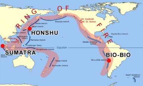 Em rosa vemos o cinturão sísmico conhecido como "Anel de Fogo", onde se concentra a maior parte da atividade sísmica e vulcânica do planeta.