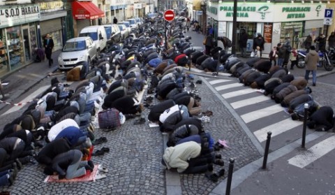 Uma rua de Paris tomada por maometanos.
