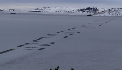 As linhas inexplicáveis, que se estendem por mais de dois mil metros na superfície do lago congelado, foram notadas pelos habitantes locais, provocando inúmeras teorias quanto à sua origem.