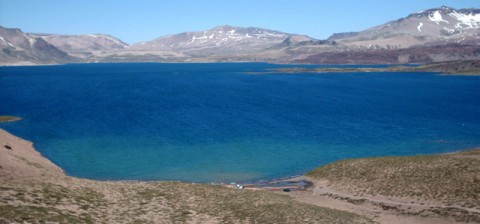 Vista panorâmica de Laguna del Maule, no Chile, cujo leito do lago está se erguendo 30 cm/ano devido à força do magma abaixo da superfície.