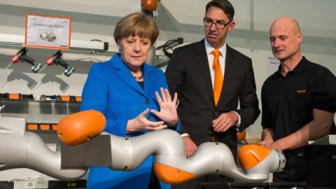 Angela Merkel em uma fábrica de robôs: para a Alemanha, a revolução 4.0 é uma prioridade.