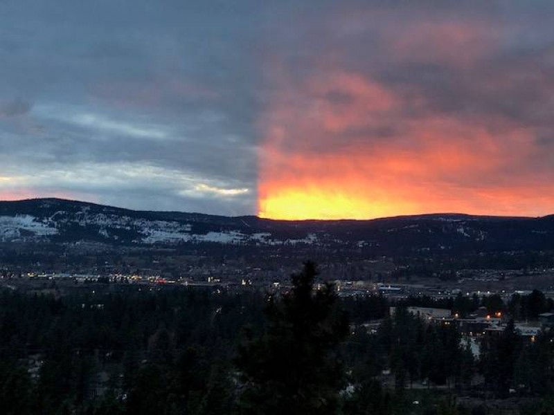 O céu no pôr do sol de Kelowna foi dividido em dois em 19-03-2018. Fenômeno sem precedentes. Foto: Terri Knox via Globalnews.