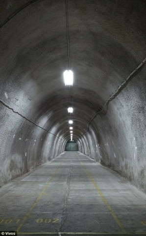 Feito de material forte: um túnel típico dentro do complexo. 