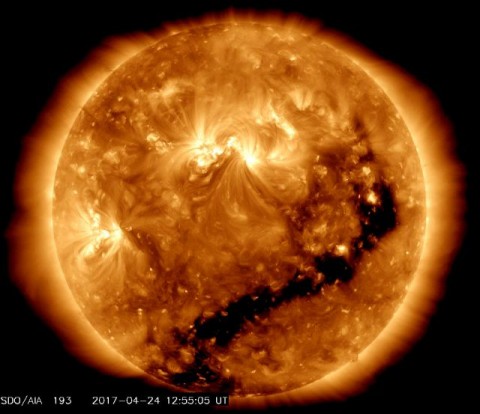 Imagem do satélite SDO, da NASA, mostra o enorme buraco coronal registrado no comprimento de onda do ultravioleta extremo.