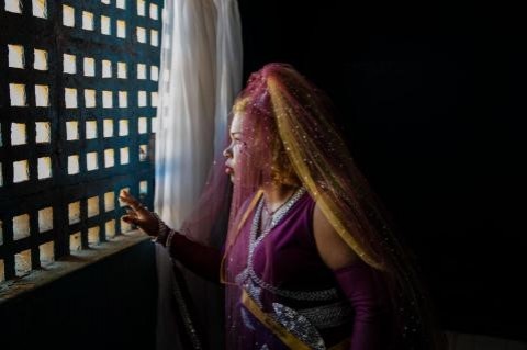 Francisca Antonia dos Santos faz uma pausa em uma sala de oração chamada Castelo do Silêncio.