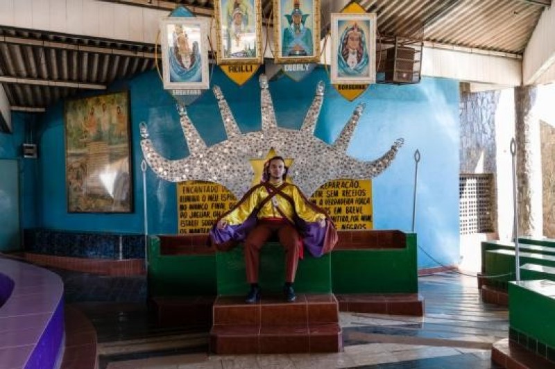 Um seguidor do Vale do Amanhecer %u2013 vestido com um traje de príncipe maia %u2013 senta-se em um trono usado durante o ritual do Turigano.