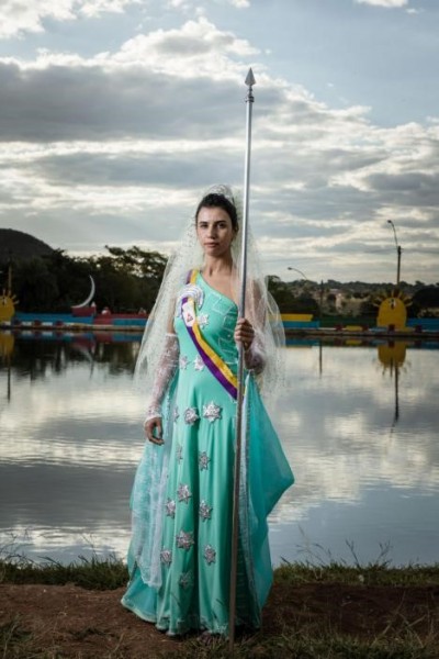 Helen Carolina posa para um retrato, vestida com uma roupa grega, inspirada nos antigos espartanos e no oráculo de Delfos.