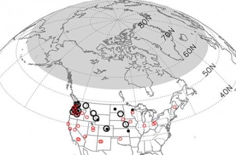 O mapa mostra nuvens noctilucentes que variam e se espalham para o sul. O domínio tradicional dos NLCs está sombreado. Os círculos pretos denotam avistamentos em 2003-2011. Os círculos vermelhos são para junho de 2019. Imagem via JGR Atmospheres.