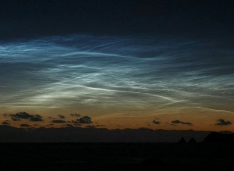 Nuvens noctilucentes extremamente raras aparecem sobre o Pacífico Sul. Foto: Austrália Gov / Ashleigh Wilson.