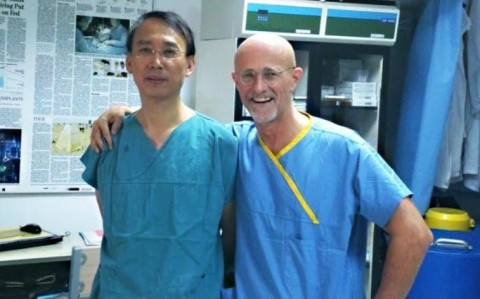 Dr Xiaoping Ren e Professor Sergio Canavero, que acreditam que o cérebro poderá ser transplantado em um futuro próximo.