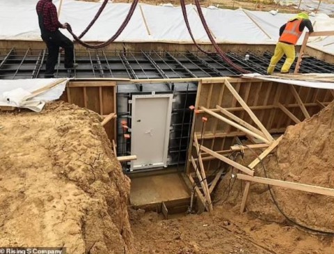 A Rising S Company instalou até 10 bunkers na Nova Zelândia nos últimos anos. Na foto: trabalhadores instalando bunker subterrâneo. Crédito da imagem: Rising S Company.
